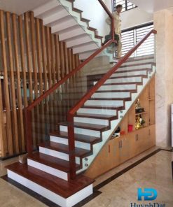 Cầu thang kính cường lực có thiết kế hiện đại, giúp không gian nhà sáng hơn, hiện được sử dụng rất nhiều trong kiến trúc nhà phố, nhà ống