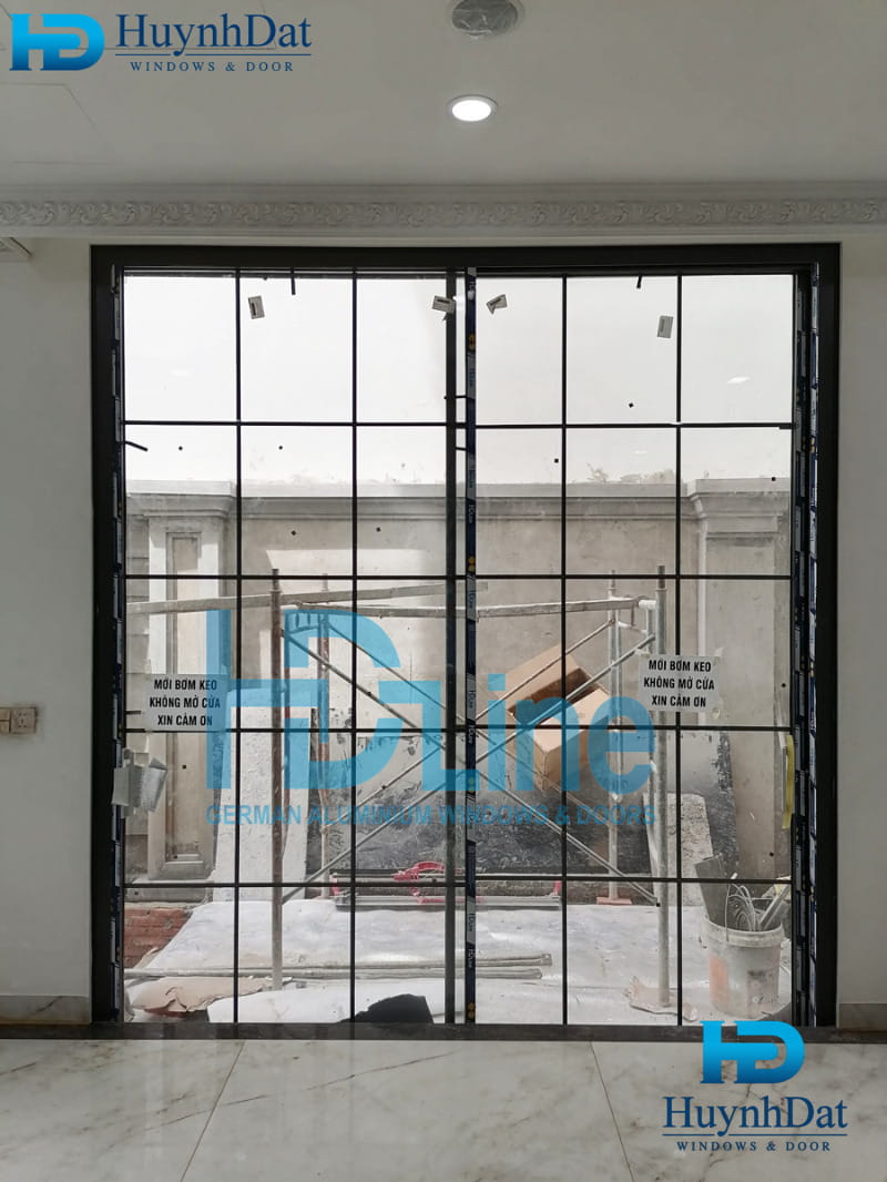 Hệ cửa nhôm Slim kết hợp khung nhôm bảo vệ - Công trình Huỳnh Đạt thi công tại biệt thự ở quận Tân Phú, TPHCM