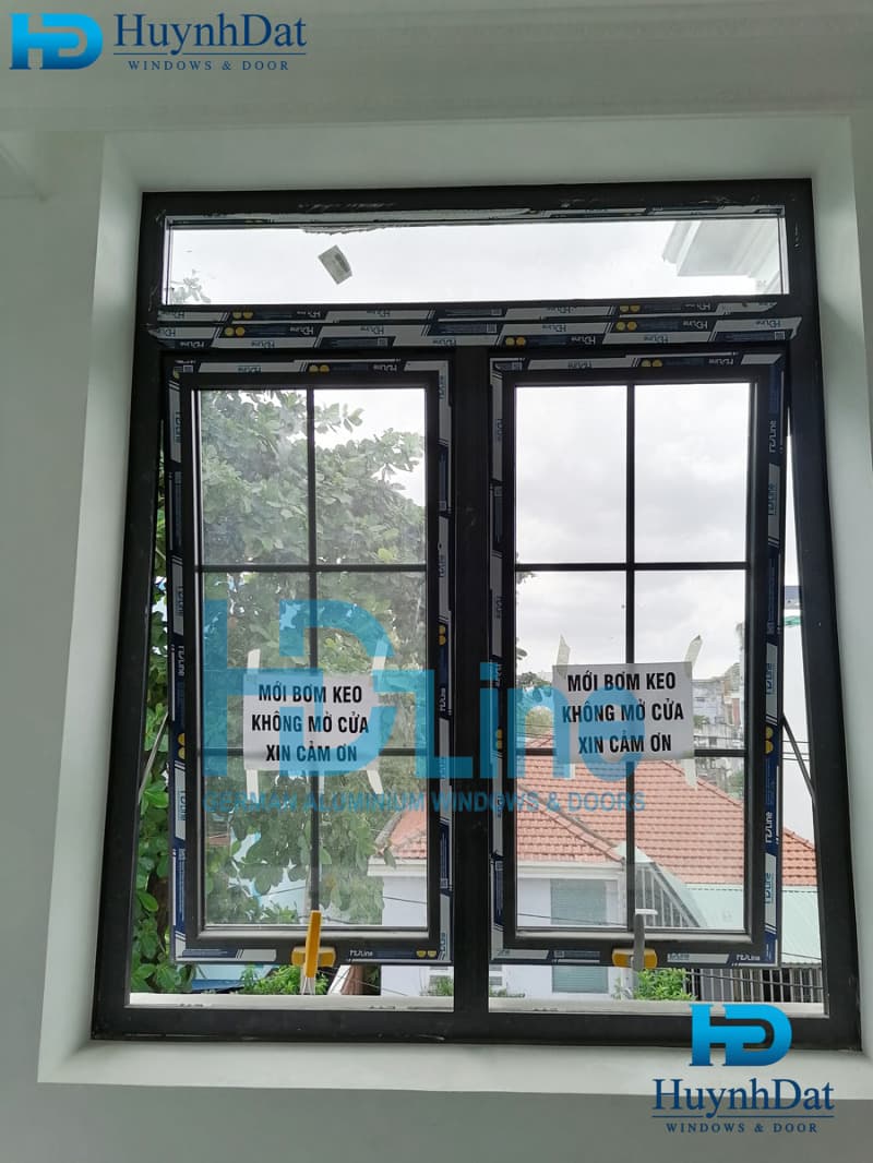 Mẫu cửa nhôm kính chia ô đẹp Huỳnh Đạt thi công tại biệt thự ở Tân Phú, TPHCM