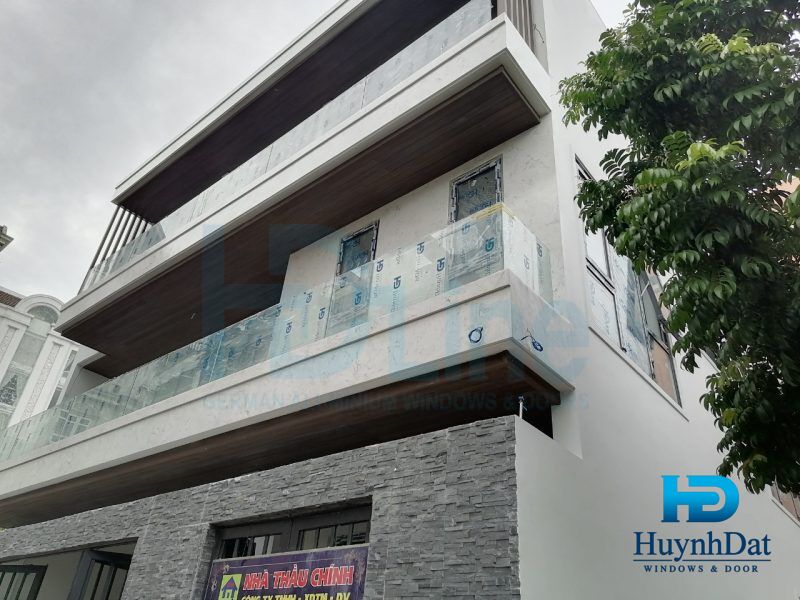 Lan can inox kính Huỳnh Đạt thi công tại biệt thự quận Tân Phú, TPHCM
