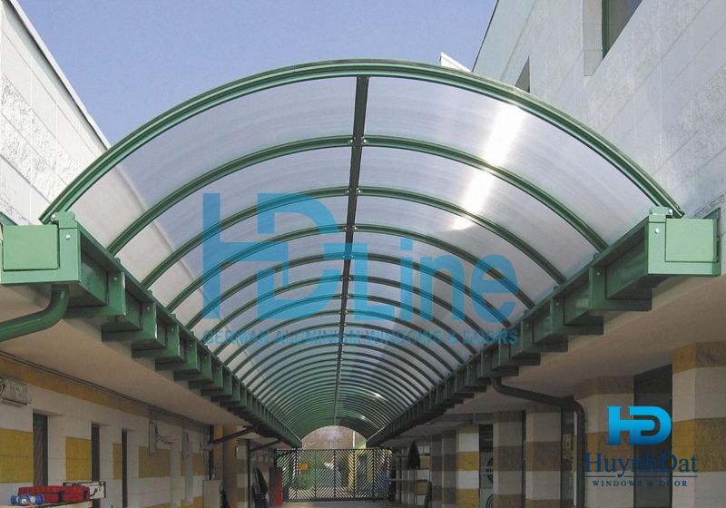 Mái canopy nhà xưởng sử dụng cấu trúc khung lợp polycarbonate