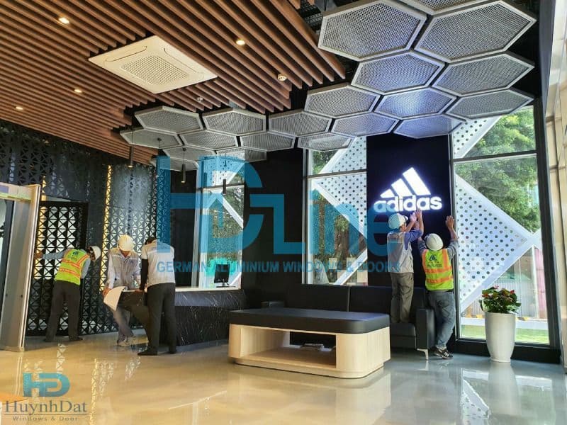 Công trình sảnh nhà máy Adidas sử dụng tấm nhôm đục lỗ trang trí trần nhà