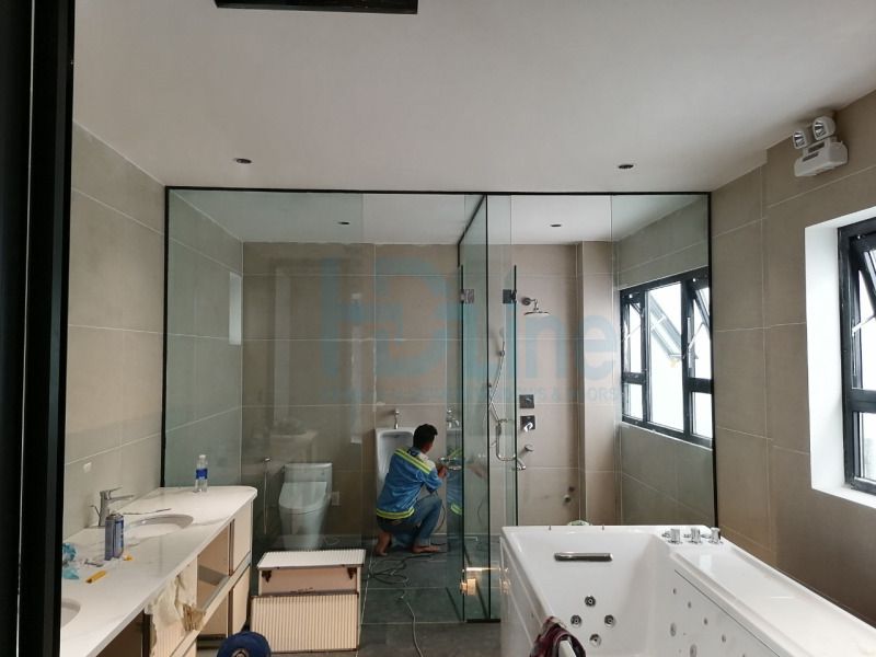 Công trình vách kính nhà tắm Huỳnh Đạt thi công cho khách hàng làm nội thất biệt thự tại quận Tân Phú, TPHCM