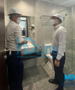 Ông Cường Đô La cùng Huỳnh Đạt nghiệm thu lắp đặt phòng tắm kính cường lực tại chung cư C-Skyview